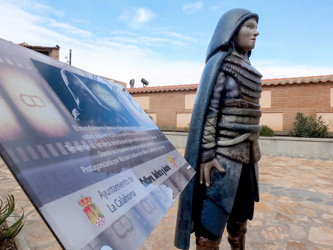 Las nuevas estatuas dedicadas al cine que decoran las calles de la Calahorra como reclamo turístico
