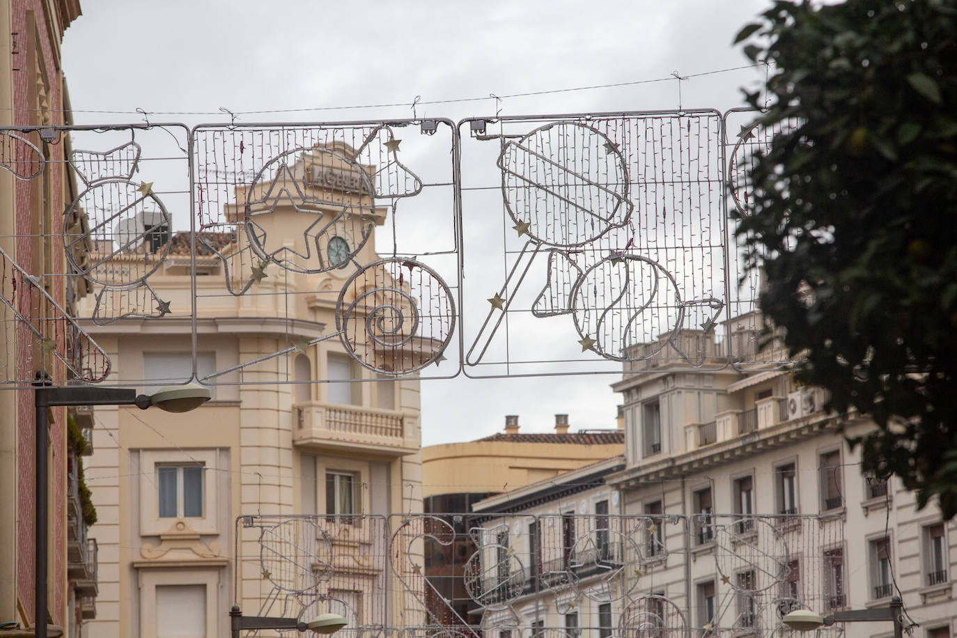 Aunque el alumbrado oficial se espera para el 2 de diciembre, Granada ya luce los adornos que en breve se encenderán para iluminar la ciudad en esta época festiva