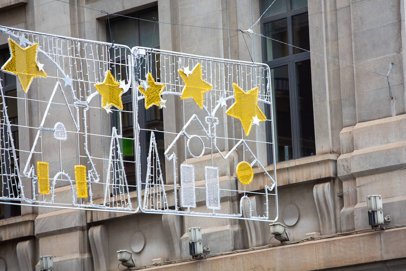 Aunque el alumbrado oficial se espera para el 2 de diciembre, Granada ya luce los adornos que en breve se encenderán para iluminar la ciudad en esta época festiva