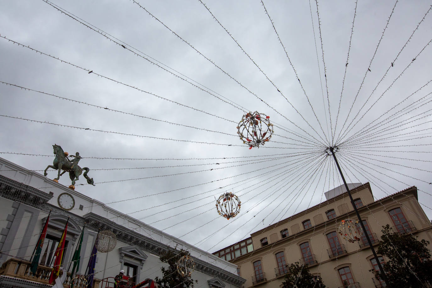 Aunque el alumbrado oficial se espera para el 2 de diciembre, Granada ya luce los adornos que en breve se encenderán para iluminar la ciudad en esta época festiva