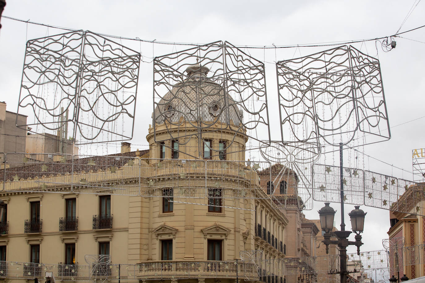 Aunque el alumbrado oficial se espera para el 2 de diciembre, Granada ya luce los adornos que en breve se encenderán para iluminar la ciudad en esta época festiva