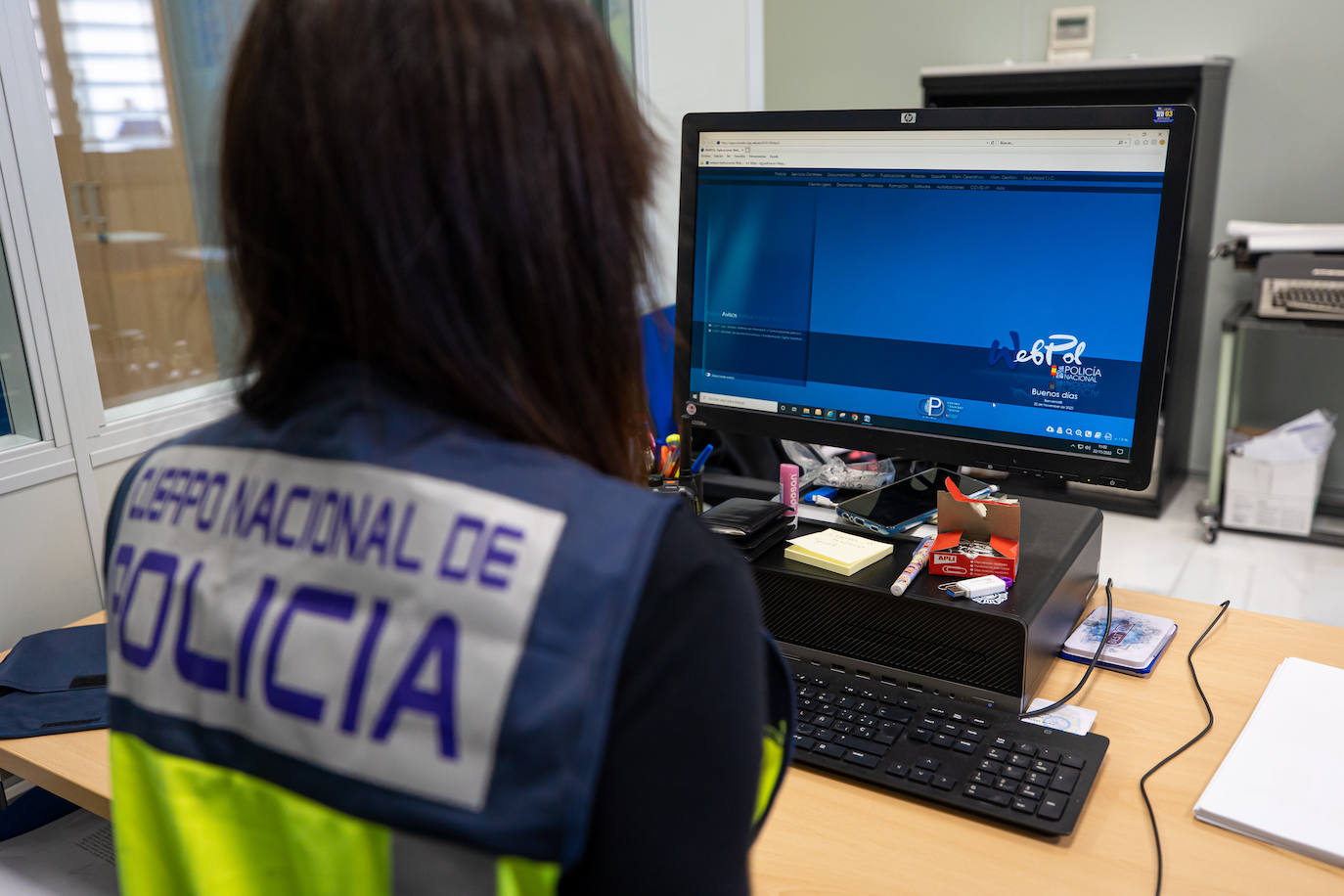 La única inspectora del grupo es especialista en 'peinar' redes sociales para seguir el rastro de los sospechosos. 