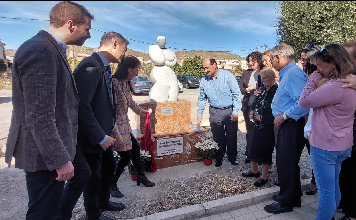 Inauguración de la escultura en recuerdo de Maite Corral en Cantoria.
