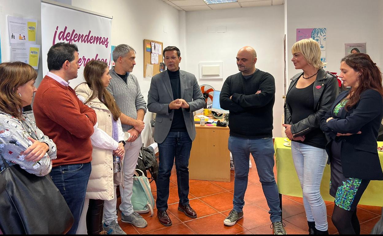 El alcalde de Granada, Paco Cuenca, ha acudido este jueves a la inauguración de la nueva sede de la Asociación In Género en la capital.