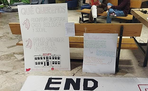 Pancartas reivindicativas en la facultad de Filosofía y Letras.