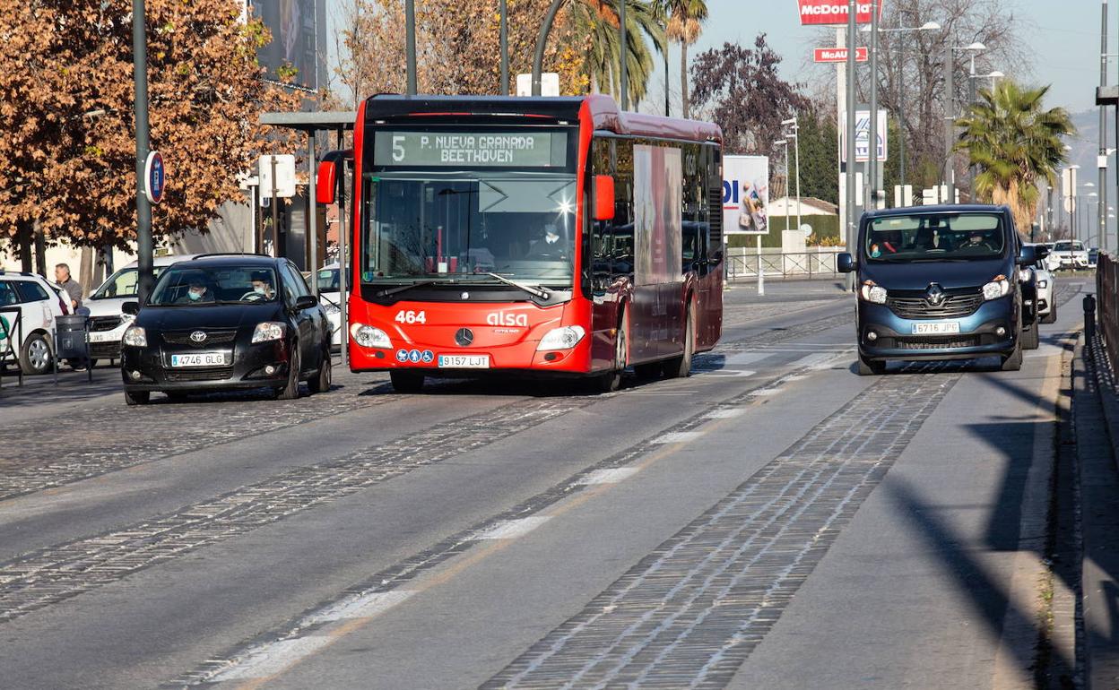 Un autobús circula por las calles de Granada.