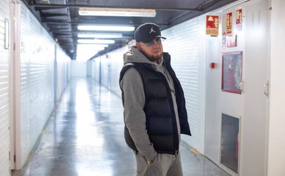 Maka posa en los pasillos del interior del Palacio de los Deportes antes de su último concierto. 