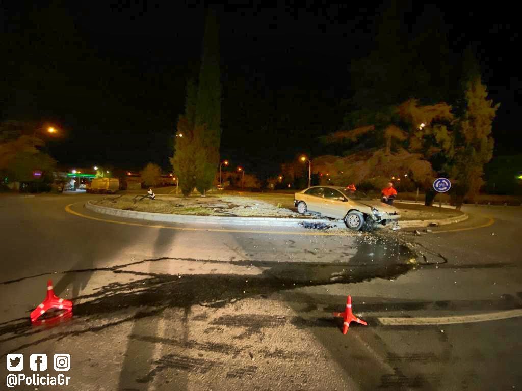 Cocho siniestrado en la rotonda de la Chana. 