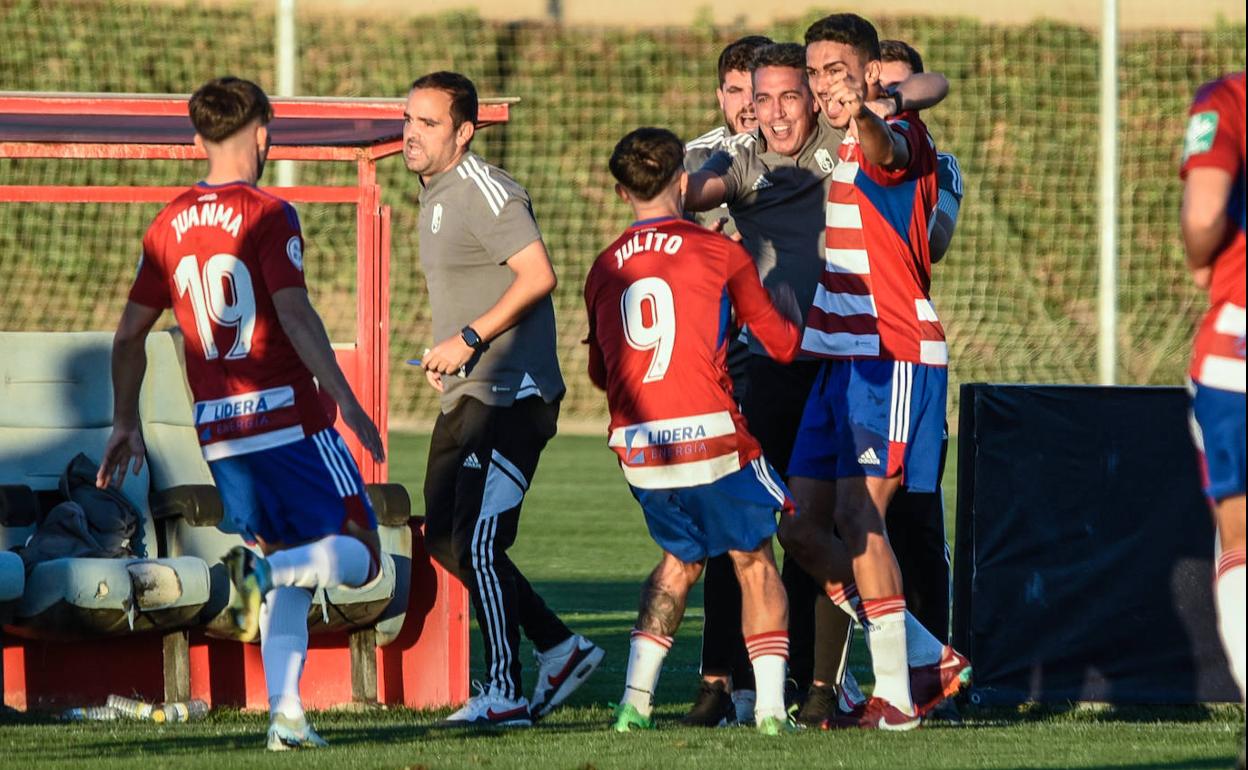 Varios jugadores celebran un gol con el banquillo del Recreativo. 