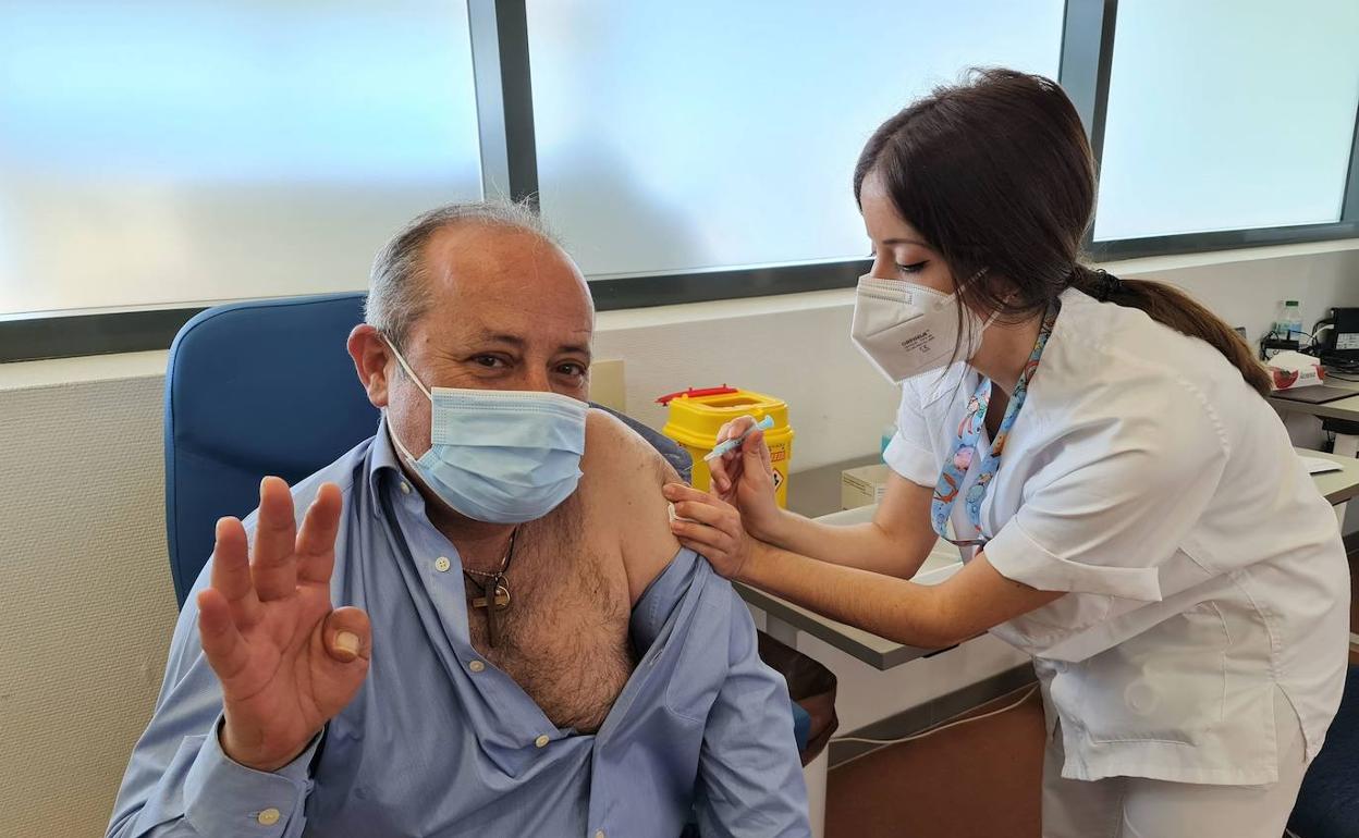 Un hombre recibe en Granada la cuarta dosis de la vacuna contra la covid.