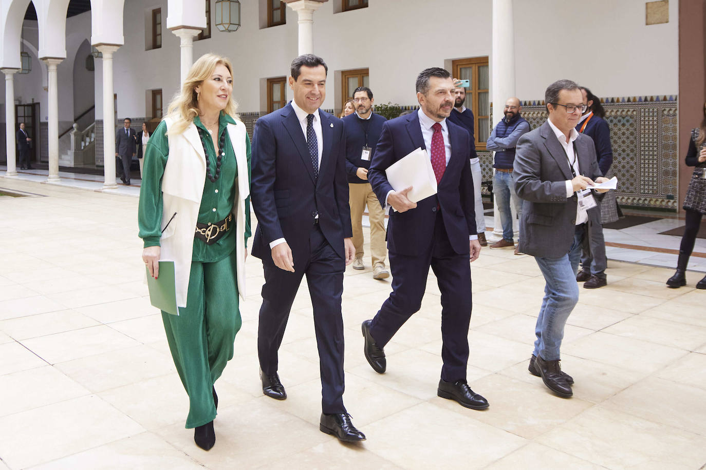 El presidente de la Junta de Andalucía, Juanma Moreno, (2i) junto al portavoz del Grupo Parlamentario Popular, Toni Martín, (d) y la consejera de Economía y Hacienda de la Junta de Andalucía, Carolina España, (i). 