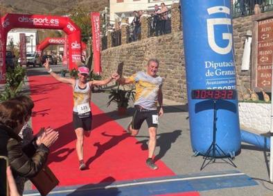 Imagen secundaria 1 - Integrantes de la asociación de mujeres los Tres Barrios de Trevélez. Dos corredores cruzan la meta. El podio con todos los premios que se han repartido a los participantes tras la carrera. 