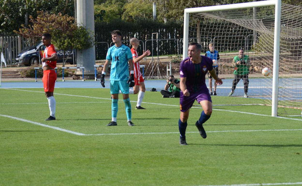 Antonio López celebra el gol del Real Jaén en Almería. 