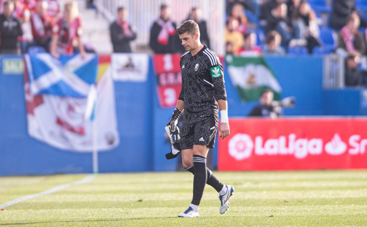 Raúl Fernández encara el túnel de vestuarios consciente de su acción. 