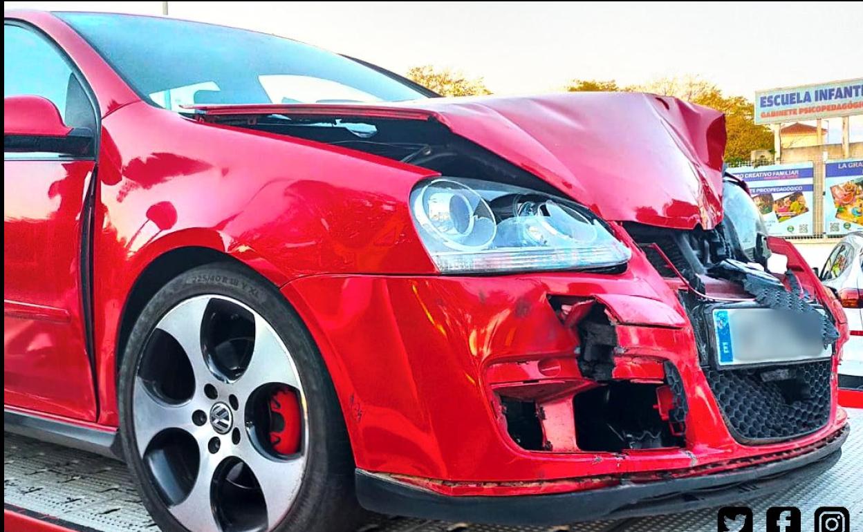 El coche que chocó contra el vehículo en el que viajaban el pequeño herido y su madre.