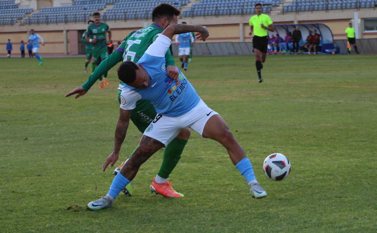 Juancho pelea por el balón con Sergio Díaz. 