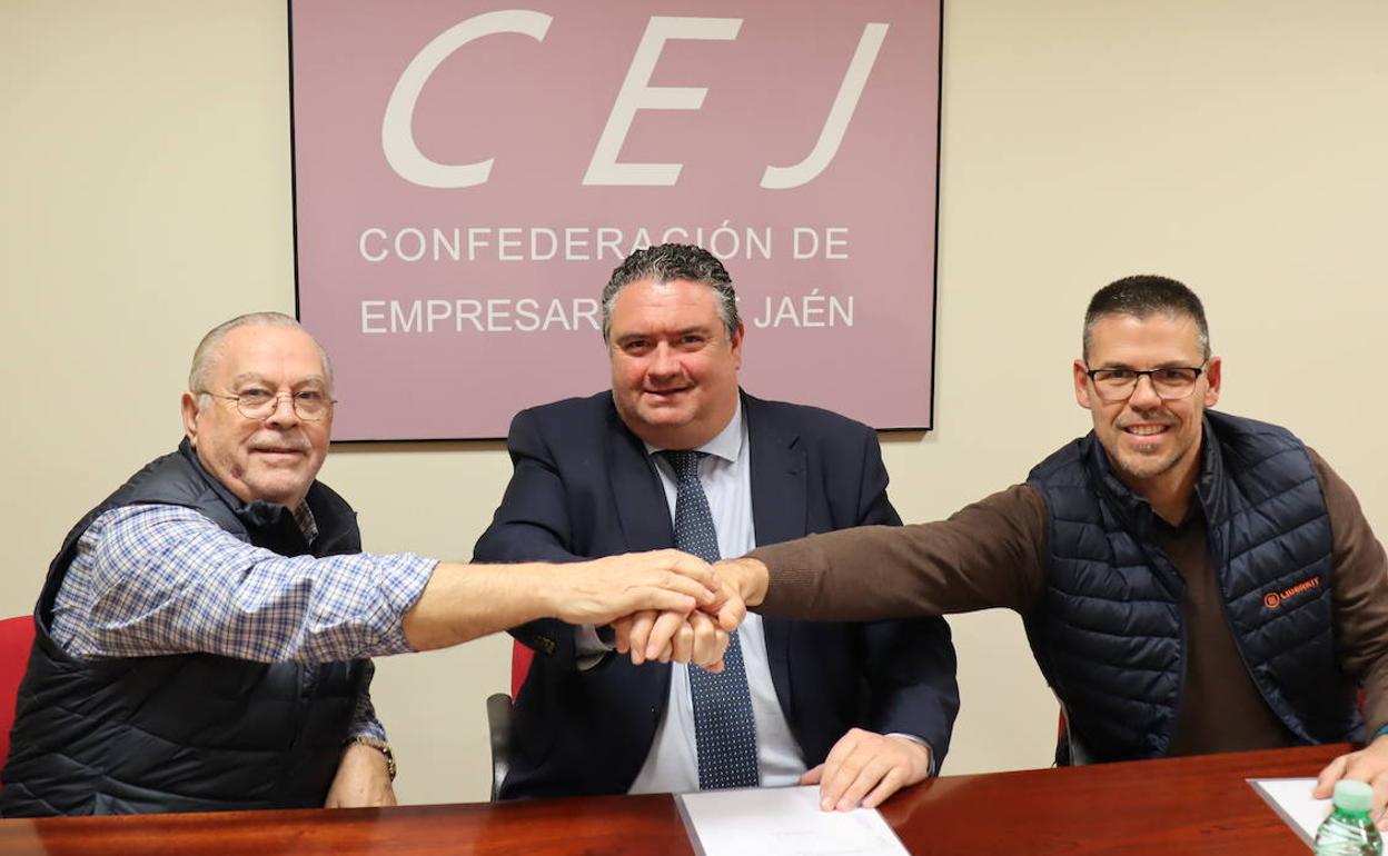 Miguel Peragón, Bartolomé González y Manuel Soria en al firma del acuerdo. 