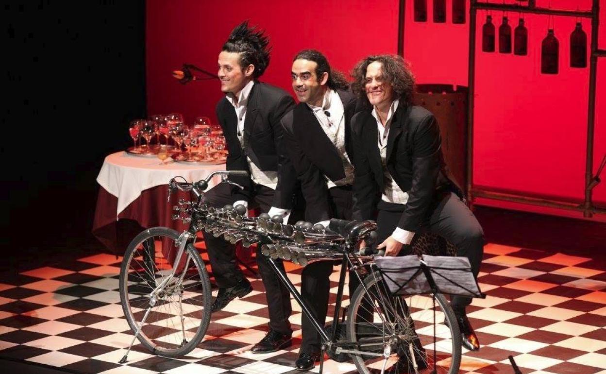 La bocicleta perifónica en plena acción sobre el escenario. 