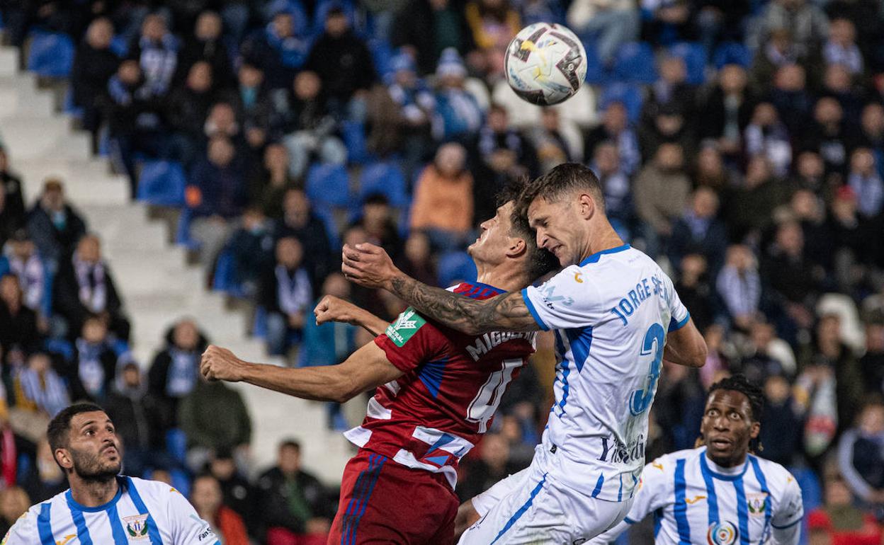 Miguel Rubio salta con Jorge Sáenz en el partido. 