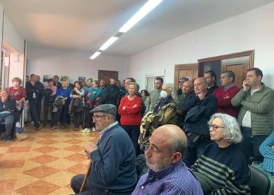 Imagen secundaria 1 - El pueblo de Jerez asiste al pleno para protestar contra la granja porcina.