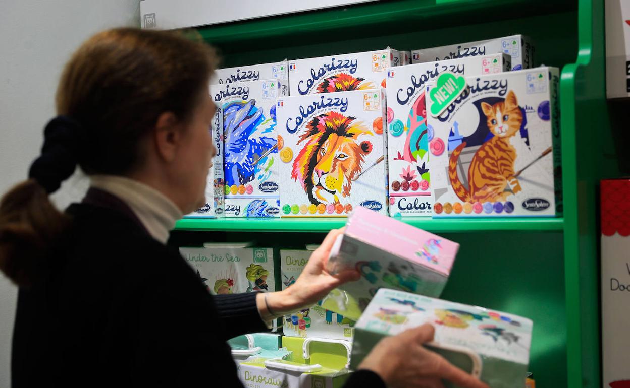 Una dependienta coloca los juguetes en una tienda de Madrid. 