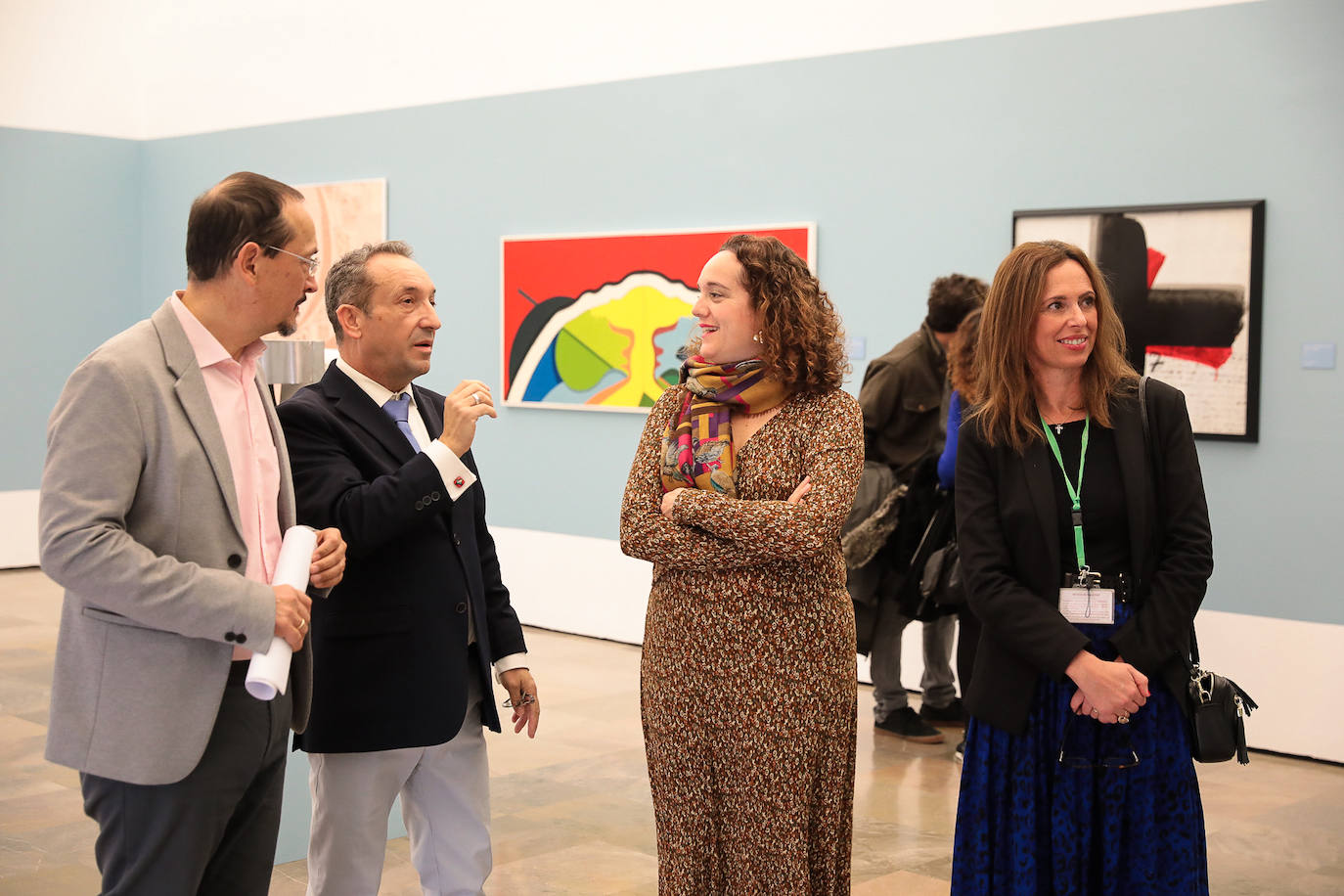 Ricado Tenorio (segundo) explica la exposición a Fernando Egea, Aurora Villalobos y Rocío Díaz. 