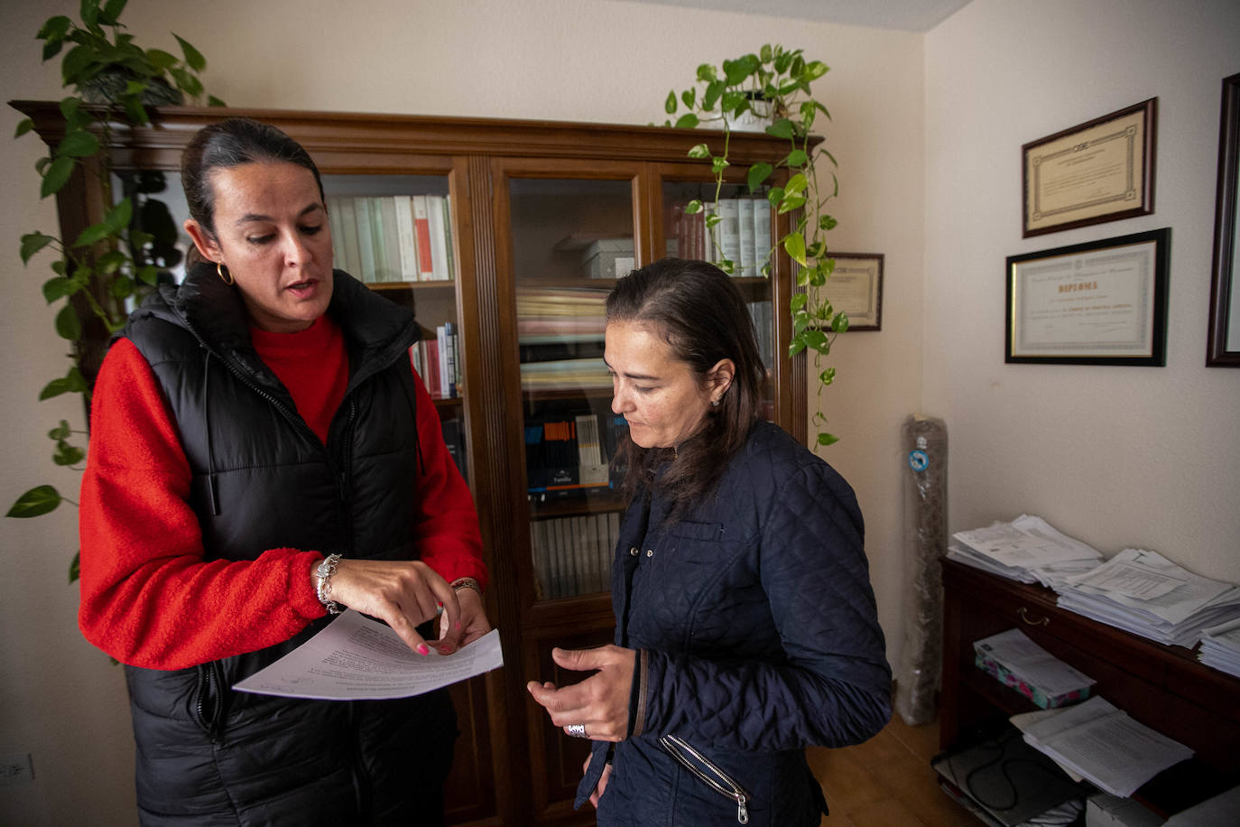 Mercedes Fernández, la abogada de Mirela, le muestra la sentencia donde estaban mal los datos en su despacho del edificio Villa Palma. 