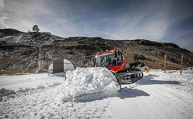 Una máquina de Cetursa Sierra Nevada prepara el área de Borreguiles.