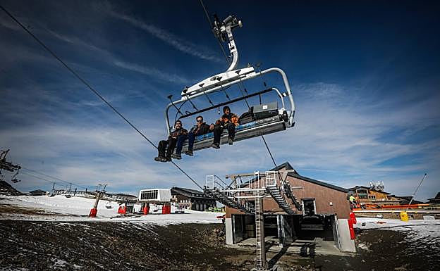Imagen principal - El nuevo telesilla Emile Allais, en pruebas. Los nuevos cañones de nieve, preparados. Los comerciantes se afanan para abrir el sábado.