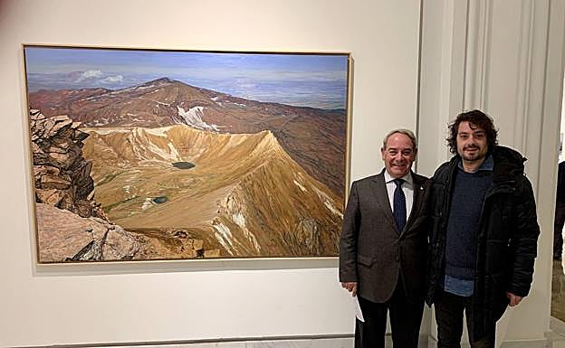 Manuel Titos y el pintor Francisco Carreño, ante una de sus obras. 