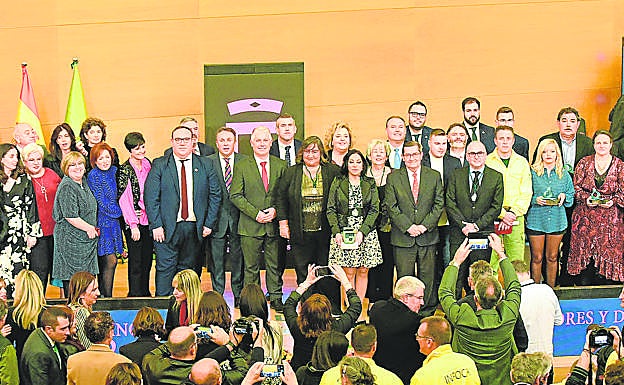 Foto de familia en el acto de entrega de los Honores y Distinciones 2022 de la Diputación de Granada.