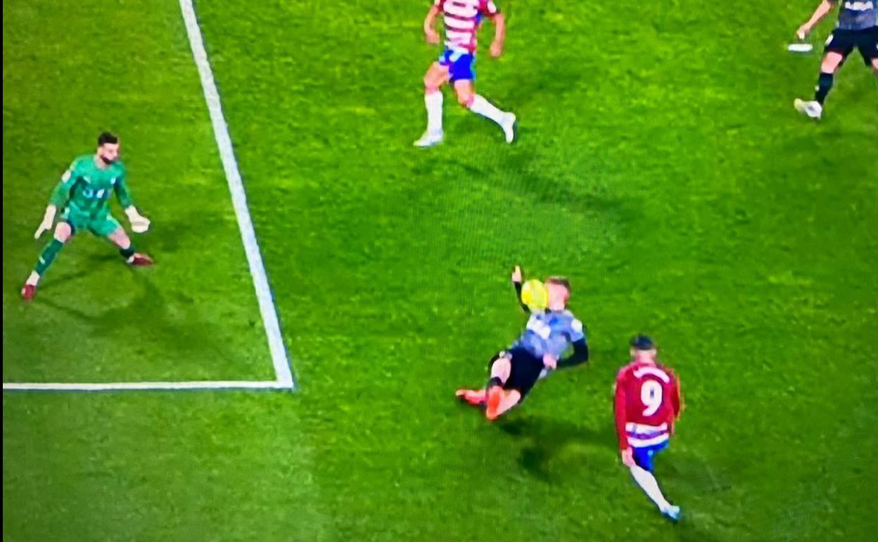 Acción en la que Maras 'dio la cara' por el Alavés y que, tras revisión del VAR, no fue penalti. 