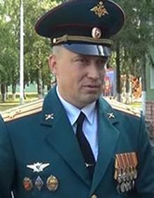 Imagen secundaria 2 - Arriba, un voluntario ucraniano destruye los restos de un tanque en Izium. Abajo, el coronel Safonov e investigadores en una fosa común.