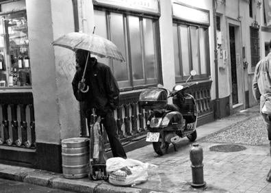 Imagen secundaria 1 - Juan J. Márquez muestra la relación de las personas con la ciudad abordando temas universales que invitan a la reflexión. 