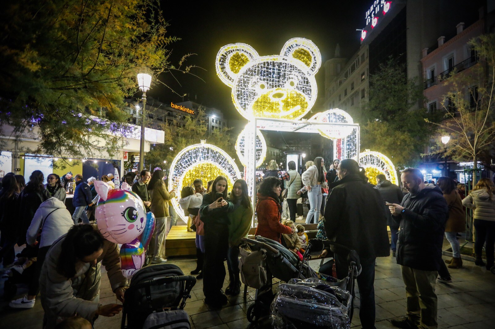 Los granadinos abarrotan el Centro en el encendido del alumbrado.