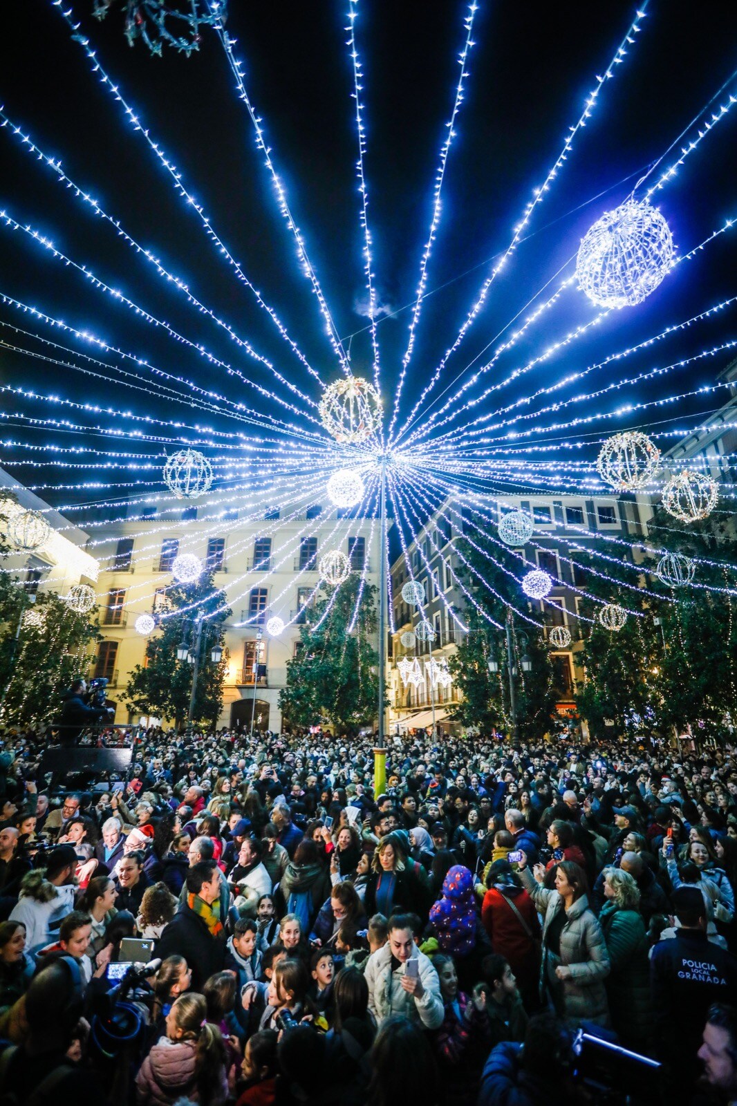 Los granadinos abarrotan el Centro en el encendido del alumbrado.