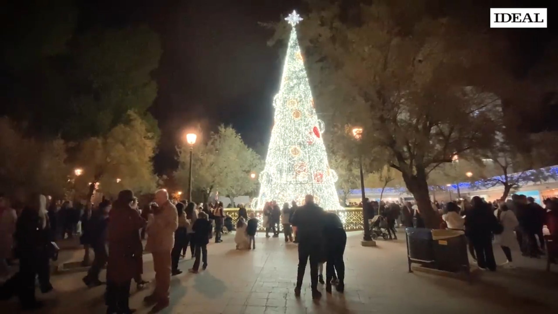 Luces para  para dar la bienvenida a la Navidad en Granada