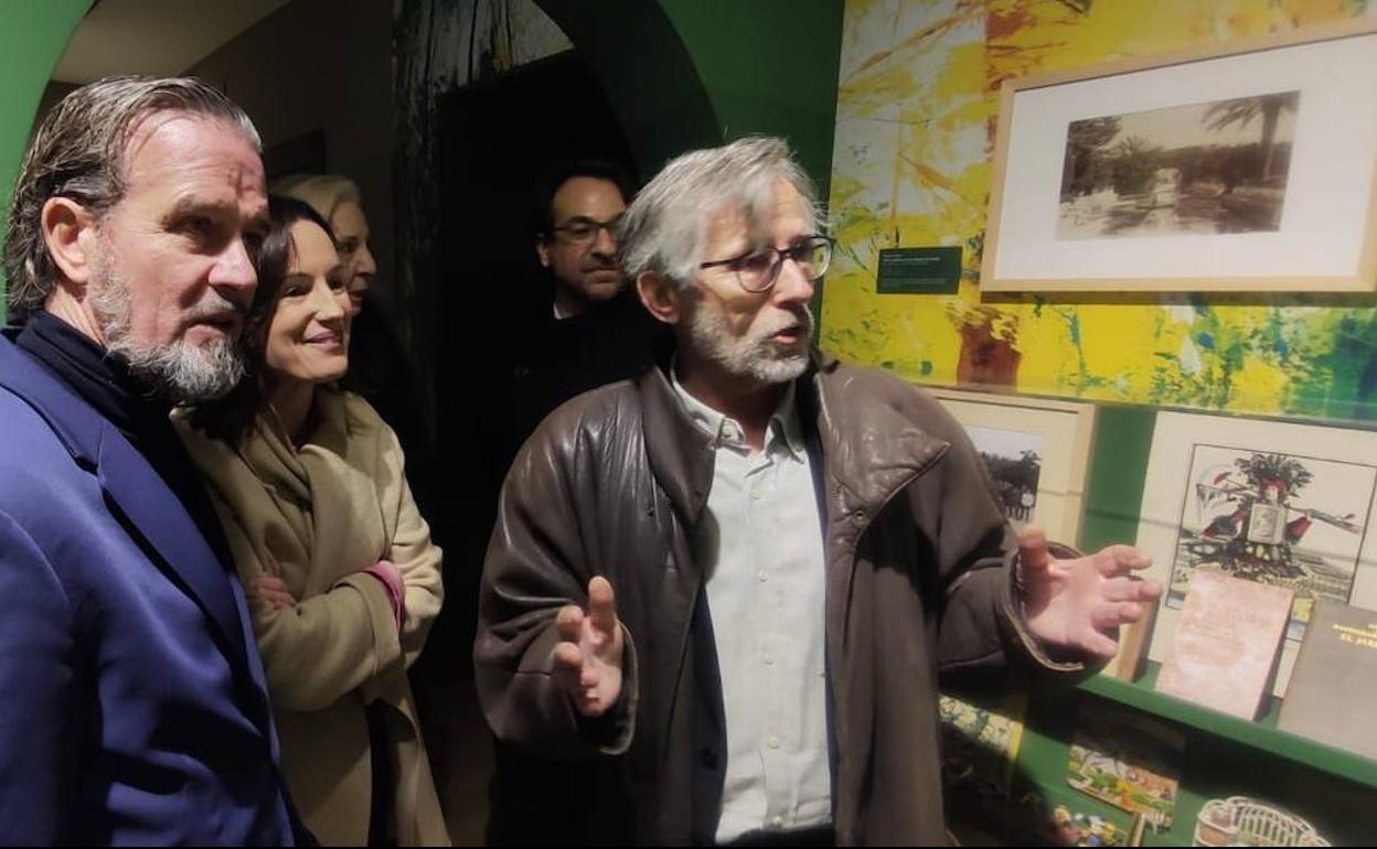 José Tito (derecha) explica los pormenores de la muestra. 