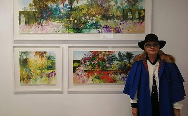 La pintora Marite Martín-Vivaldi, con algunas de las obras de la muestra. 