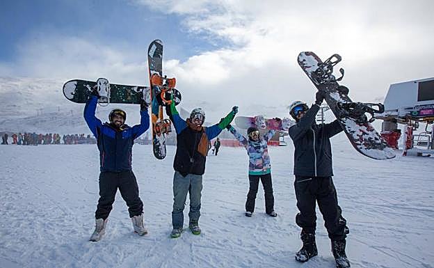 Imagen principal - Ambiente en Sierra Nevada en su jornada inaugural de la presente temporada