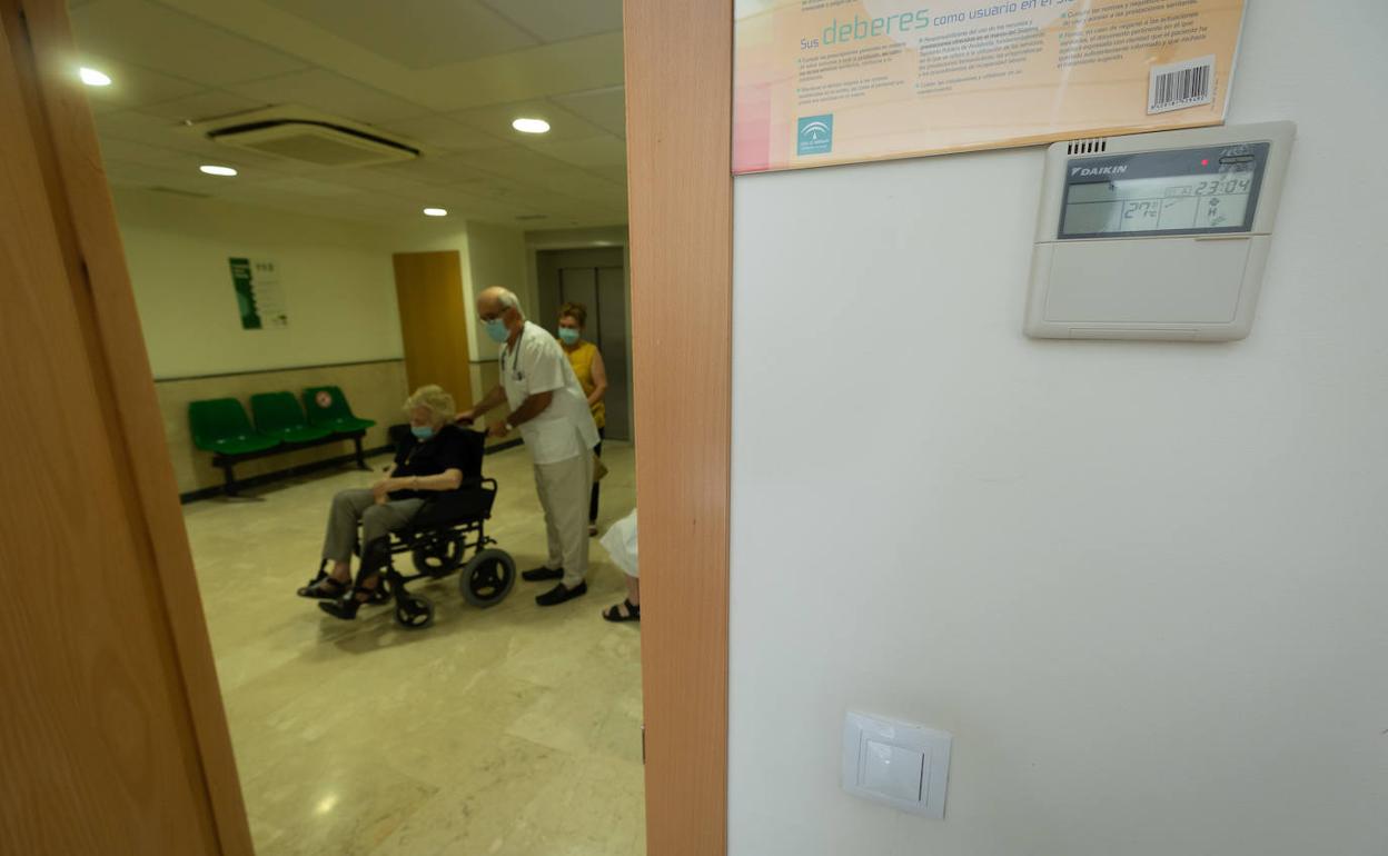 Sanitario atendiendo a una paciente en el centro de salud de Gran Capitán.