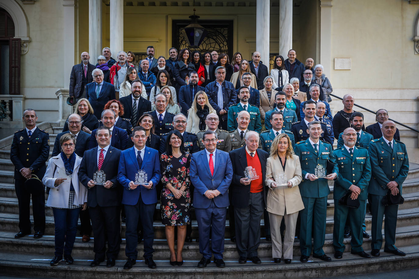 Los asistentes al acto de celebración del Día de la Constitución posan en la sede de la Subdelegación del Gobierno de España.