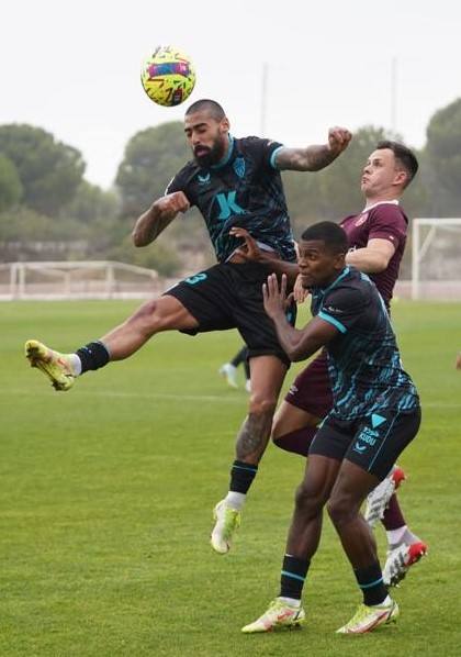 El amistoso se suspendió antes del descanso por una tángana entre los jugadores de ambos equipos.