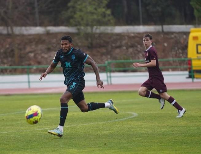 El amistoso se suspendió antes del descanso por una tángana entre los jugadores de ambos equipos.