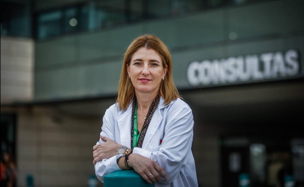 La directora médica del Hospital Clínico Universitario San Cecilio, Cristina Carvajal, posa en el exterior del centro.