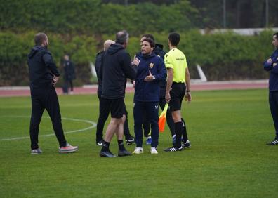 Imagen secundaria 1 - El Almería-Hearts se suspende antes del descanso por una tángana