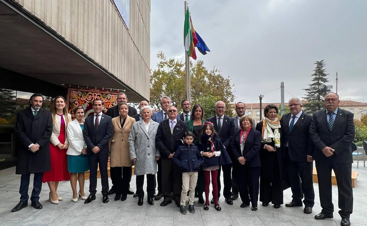 Foto de familia ante las banderas del Museo Íbero de Jaén. 