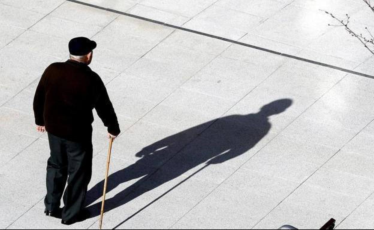 Pensionista paseando por la calle. 