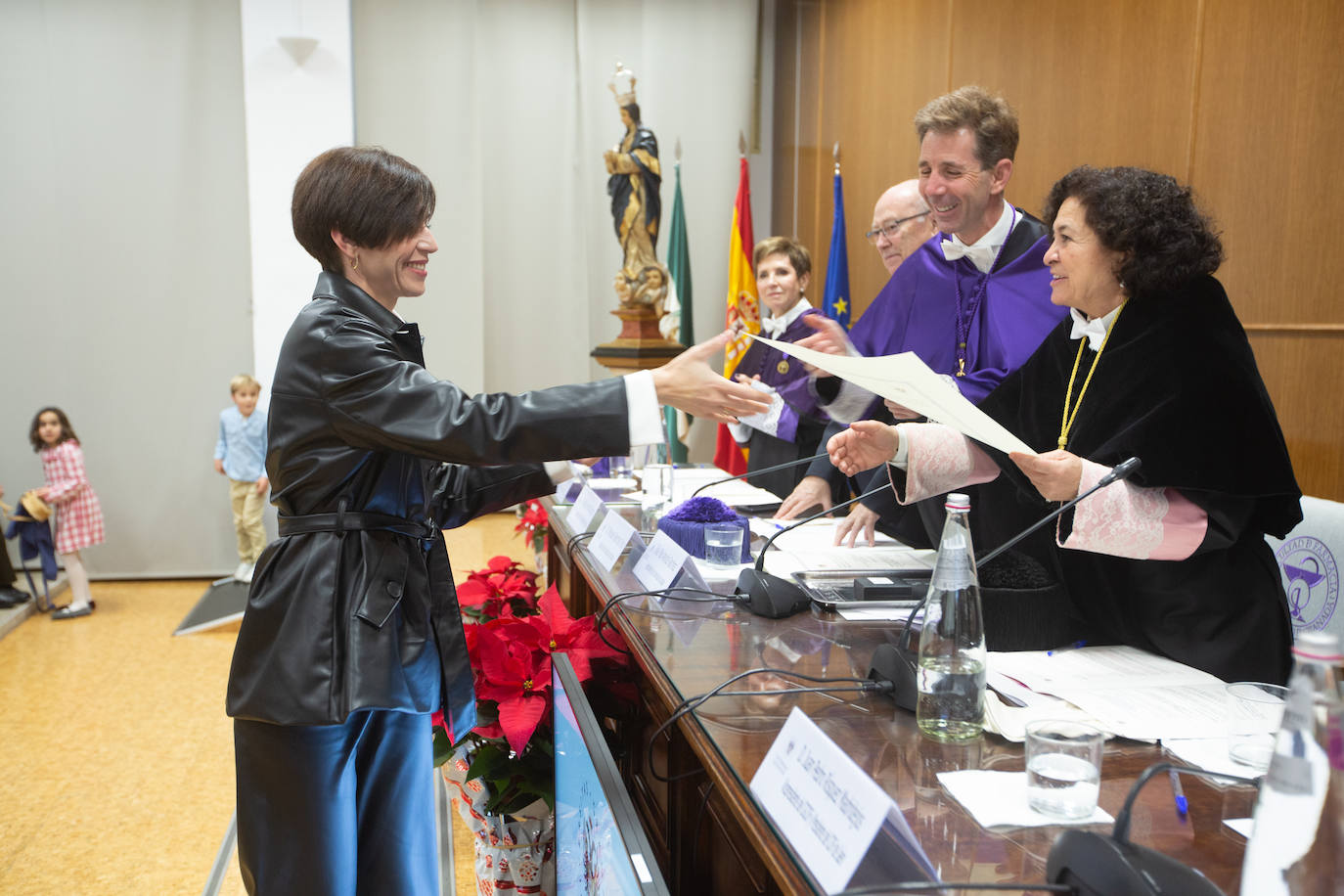 La rectora de la Universidad de Granada, Pilar Aranda, entregó las distinciones.