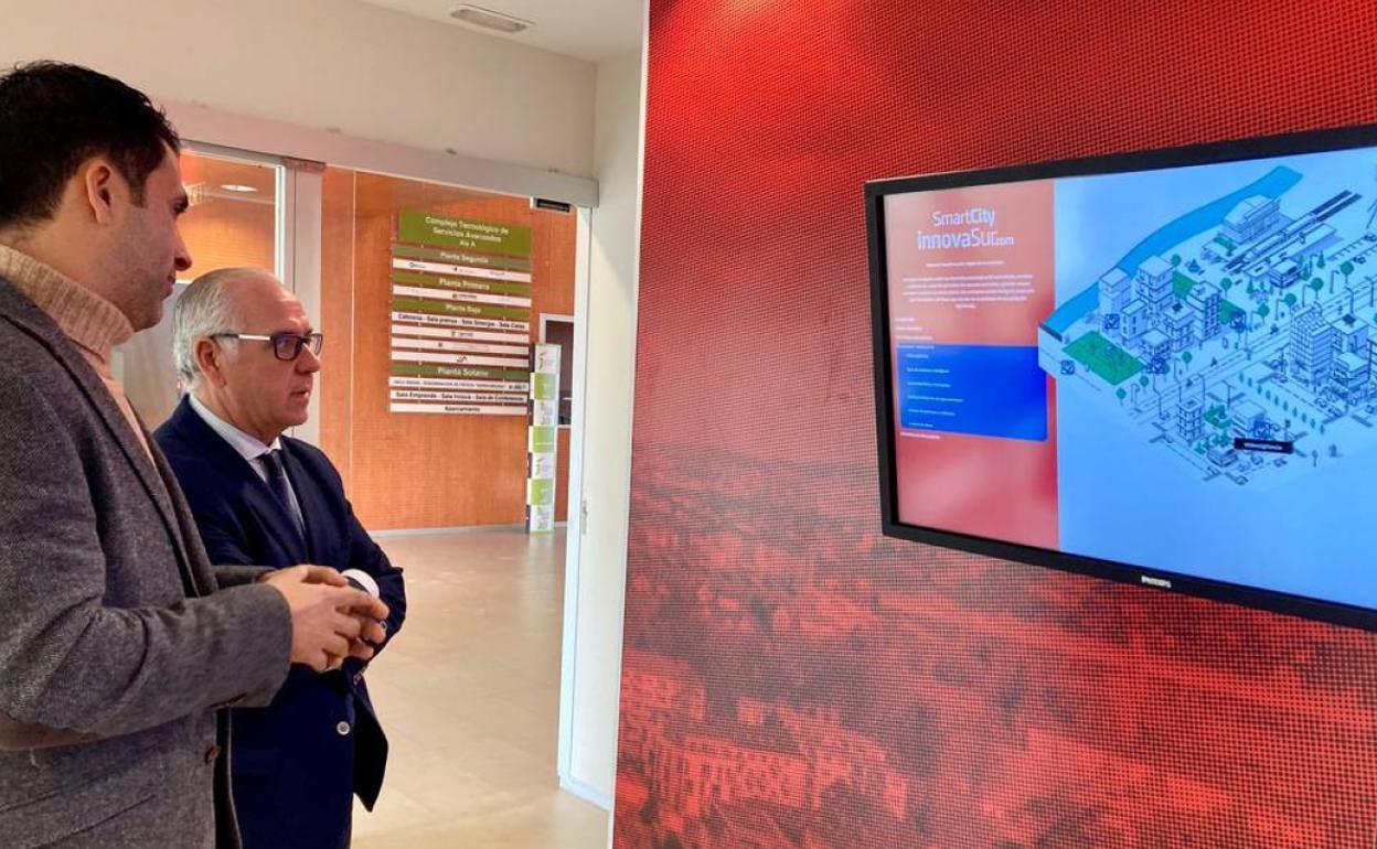 El delegado en su visita a las instalaciones de la firma. 